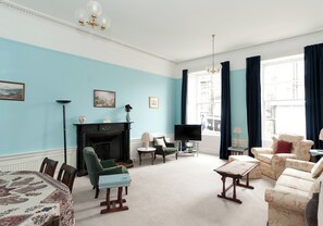 Flat-screen TV, fireplace, DVD player, books - Union Street [363] is a Spacious 3 bedroom Georgian apartment in the city centre. (Edinburgh)