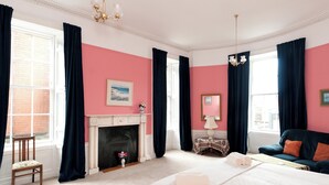 Room - Union Street [363] is a Spacious 3 bedroom Georgian apartment in the city centre. (Edinburgh)