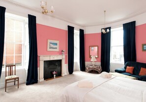 3 bedrooms, iron/ironing board, travel cot, free WiFi - Union Street [363] is a Spacious 3 bedroom Georgian apartment in the city centre. (Edinburgh)