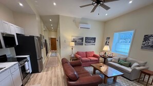 Un appartement moderne comprenant une cuisine, un salon et un coin repas.