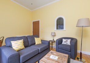 Televisie, een open haard en een dvd-speler