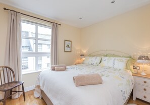 2 slaapkamers, een strijkplank/strijkijzer, reisbedje, gratis wifi