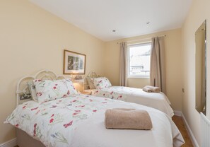 2 bedrooms, iron/ironing board, travel cot, free WiFi - Cosy 2 bedroom apartment with secure private parking just off the Royal Mile (Edinburgh)
