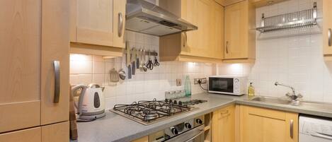 Frigorífico, microondas, horno y lavavajillas