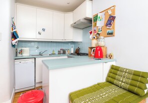 Geladeira, micro-ondas, fogão, lava-louças