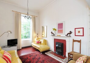 Fernseher, Kamin, DVD-Player