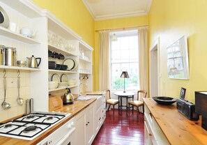 Kühlschrank, Mikrowelle, Ofen, Wasserkocher mit Kaffee-/Teezubehör