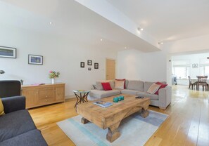 TV, DVD player - Thistle Street [401] is a Chic 2 bedroom city centre apartment in the heart of Edinburgh's New Town (Edinburgh)