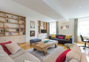 TV, DVD player - Thistle Street [401] is a Chic 2 bedroom city centre apartment in the heart of Edinburgh's New Town (Edinburgh)
