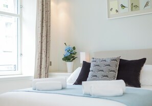 2 bedrooms, iron/ironing board, travel cot, free WiFi - Thistle Street [401] is a Chic 2 bedroom city centre apartment in the heart of Edinburgh's New Town (Edinburgh)