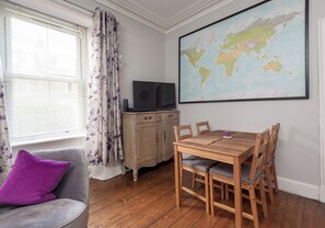 TV, fireplace