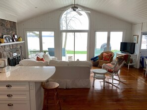 TV - Beautiful & Cozy cottage with amazing lakeviews (tiny)