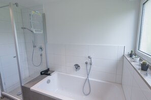 Tina, toallas, papel de baño 