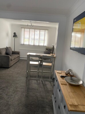 Smart TV - Riverside Park Ground Floor Apartment - St Neots (Eaton Ford)