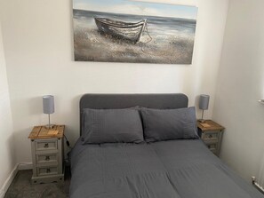1 bedroom, iron/ironing board, travel crib, free WiFi - Riverside Park Ground Floor Apartment - St Neots (Eaton Ford)