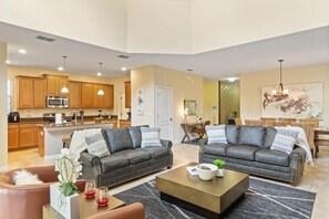 5 bedrooms, WiFi - Spacious Vacation Home With Pool Jacuzzi Near Disney (Kissimmee)