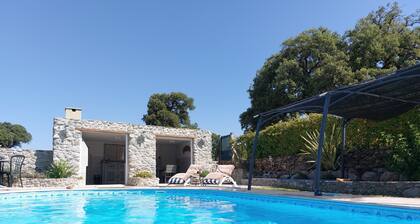 -Bright villa, pool, air conditioning, near St-Florent- sleeps 6