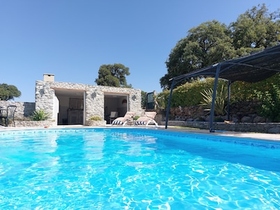 -Bright villa, pool, air conditioning, near St-Florent- sleeps 6