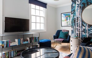 TV, books - Plum Guide - Trailing Vines (Oxford)