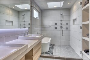 Badewanne, Handtücher, Seife, Toilettenpapier