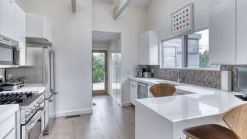 Réfrigérateur, micro-ondes, four, plaque de cuisson