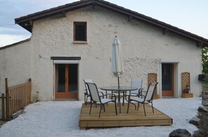 Outdoor dining -  A wonderful getaway full of character and charm (Fougueyrolles)