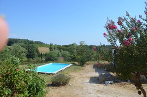 Una piscina al aire libre