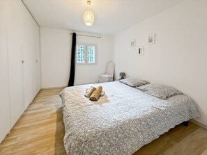 4 bedrooms, desk, travel cot, free WiFi
