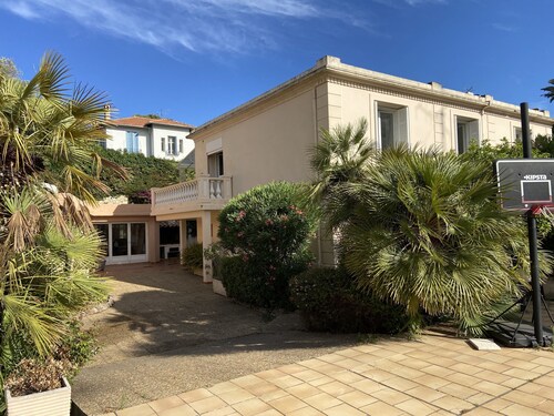 Large house in the heart of Antibes, Garden & 3 covered parking spaces
