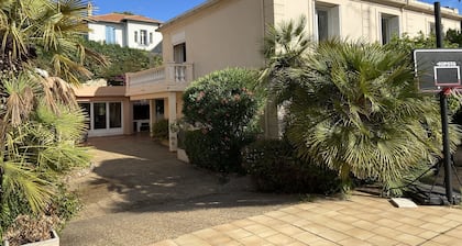 Large house in the heart of Antibes, Garden & 3 covered parking spaces