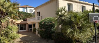 Large house in the heart of Antibes, Garden & 3 covered parking spaces