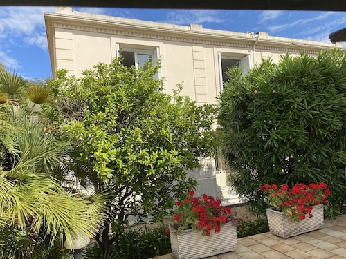 Villa of 210 m² in the centre of Antibes, large parking area and garden