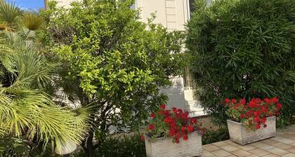 Villa of 210 m² in the centre of Antibes, large parking area and garden