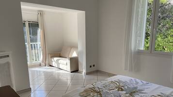 4 bedrooms, travel cot, WiFi, bed sheets