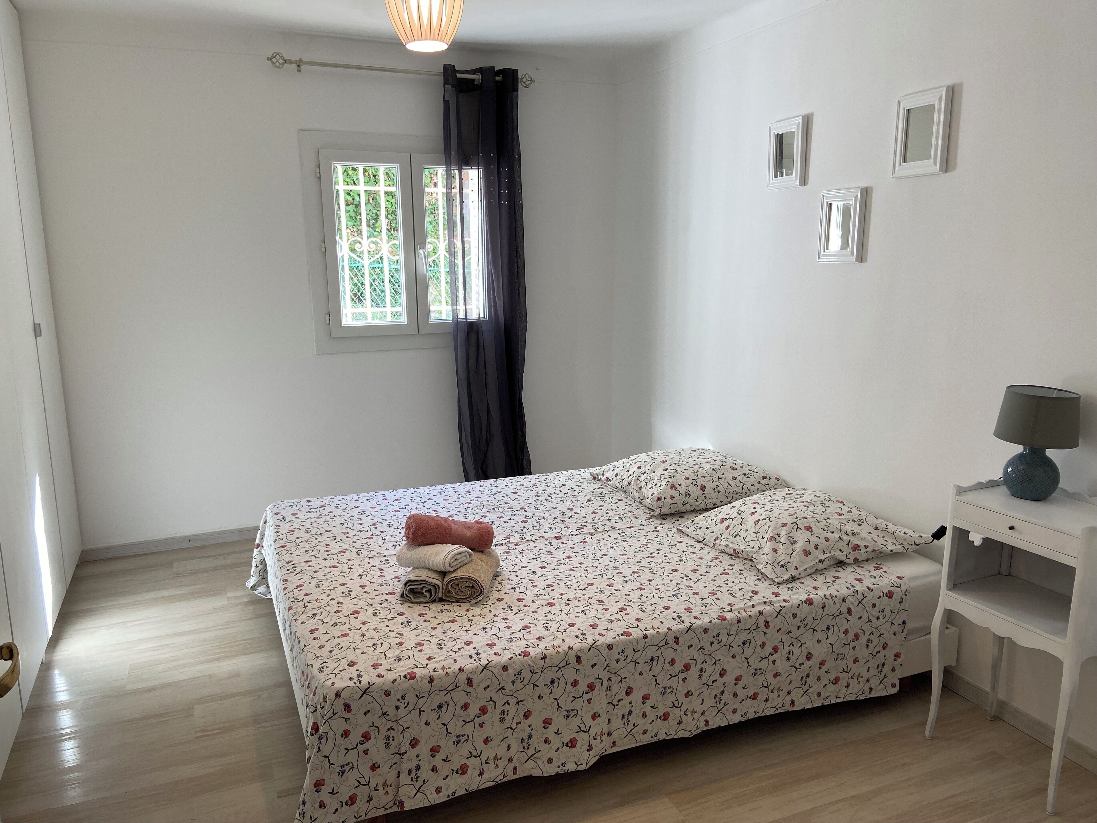 4 bedrooms, travel crib, WiFi, bed sheets