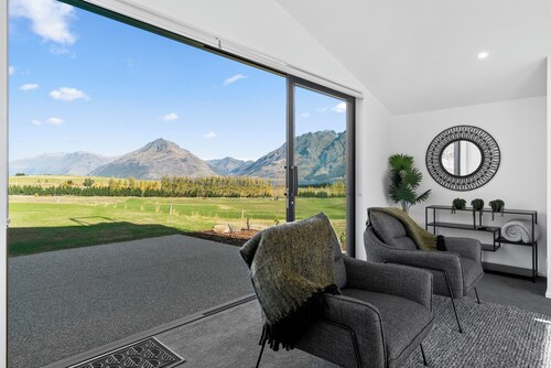 A Remarkable Stay - Jack's Point Holiday Home