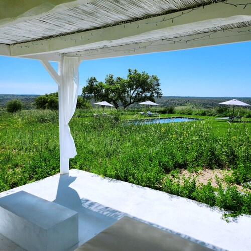 MONTE DA FIFAS Countryside house with a pool and a magnificent view over the dam