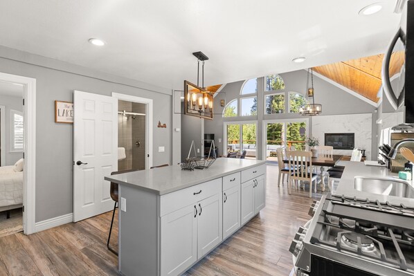 Refrigerador, microondas, horno, placa de cocina