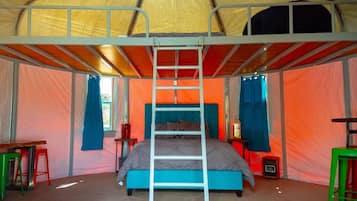 1 bedroom, bed sheets