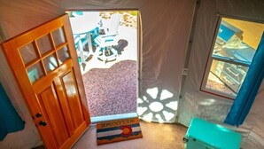 Una habitación con puerta de madera, ventana y felpudo.