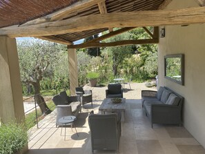 تناول الطعام بالخارج