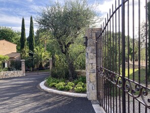 المنطقة المحيطة بالمنشأة