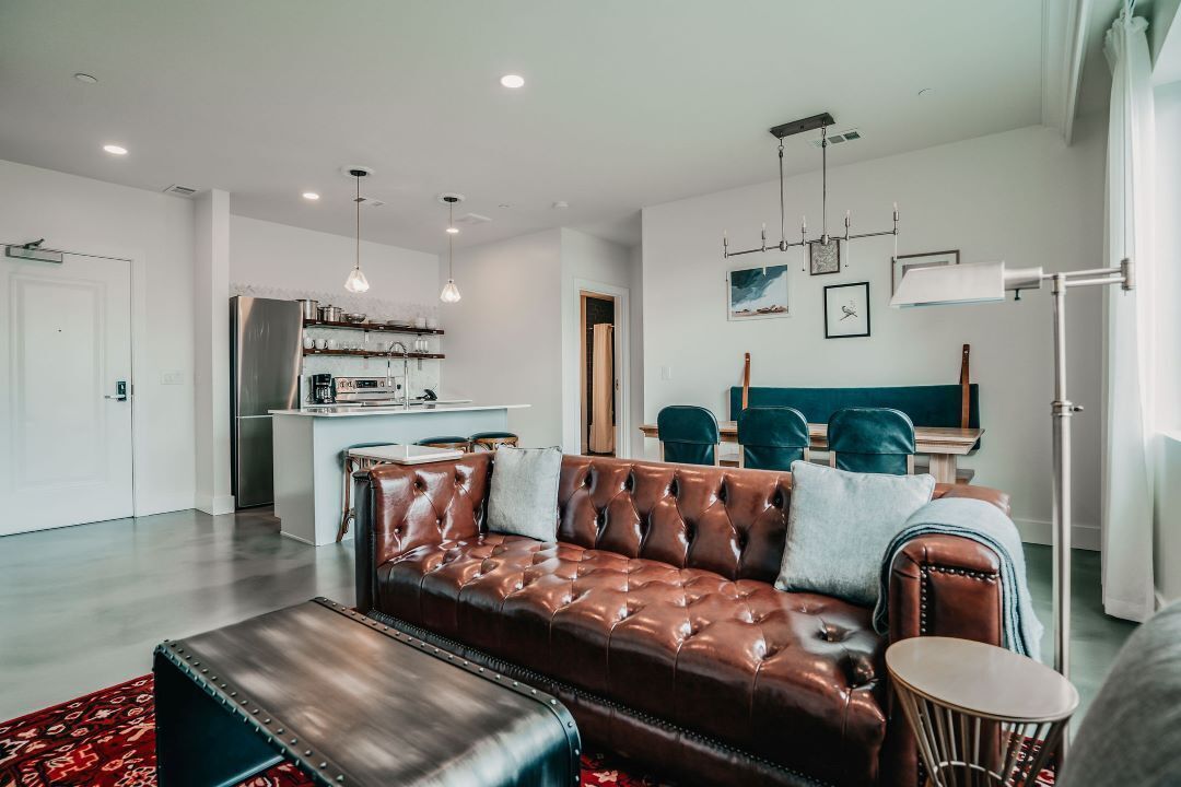 Stay on South Congress w/ Elegance, 2Bed/2Bath + Swimming Pool, Gym, Yoga Studio