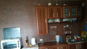 Eine Küche mit Holzausstattung, einer Mikrowelle und einer Kaffeemaschine.