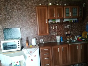 Kühlschrank, Ofen, Toaster, Kochgeschirr/Geschirr/Besteck