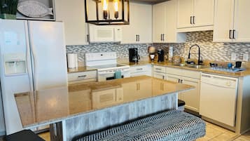 Geladeira, micro-ondas, fogão, cooktop