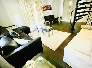 Smart TV, chimenea y libros 