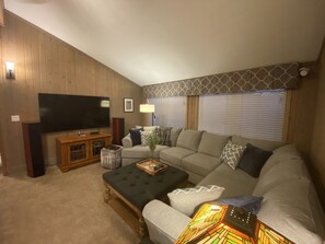 Smart-TV, Kamin, DVD-Player, Bücher