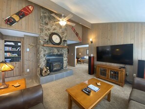 Smart-TV, Kamin, DVD-Player, Bücher