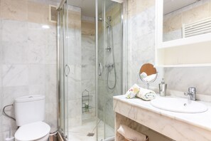 Shower, hair dryer, towels - Sea & Wave AQ Boutique Apartment (Málaga)